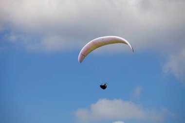 Portekiz 'in kuzeyinde, Caldelas, Portekiz' de Aboua Kupası 'na paragliding.