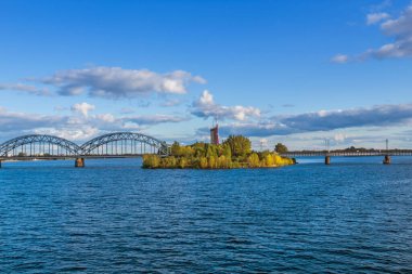 Riga, Letonya 'daki Daugava Nehri üzerindeki Demiryolu Köprüsü manzarası