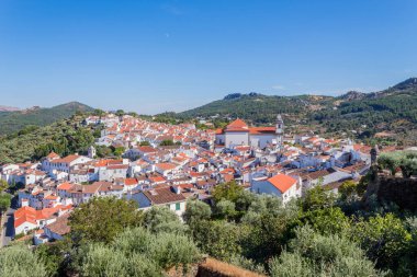 Çatıları ve manzarası olan Castelo de Vide. Santa Maria Kilisesi ve Dom Pedro Kale Kulesi 'nden görüldü. Castelo de Vide, Alentejo, Portekiz