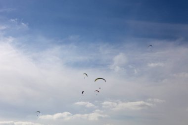 Portekiz 'in kuzeyinde, Caldelas, Portekiz' de Aboua Kupası 'na paragliding.