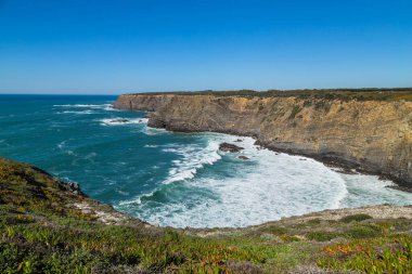 Atlantik kayalık kıyı manzarası, Alentejo, Portekiz.