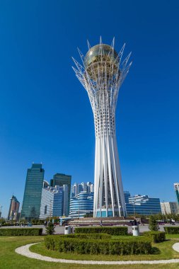 Nur-Sultan, Kazakistan - Nur-Sultan 'da altın küresiyle Baiterek Kulesi manzarası (Astana) 