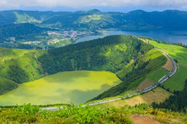 Viewpoint Miradouro da Boca do Inferno in Sao Miguel Adası, Azores, Portekiz. Yeşil alanlar ve ormanlarla çevrili inanılmaz krater gölleri.
