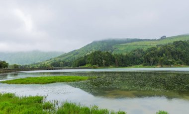 Sete Cidades Gölü 'nün sisli manzarası Sao Miguel Adası, Azores, Portekiz' deki volkanik bir krater gölü.