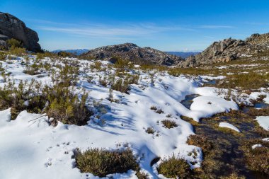 Serra do Xures dağlarının karlı kış manzarası doğal park, Galiçya, İspanya