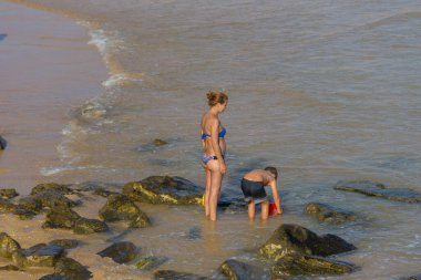 Albufeira 'daki ünlü Olhos de Agua plajındaki insanlar. Bu plaj Algarve 'nin ünlü turistik bölgesinin bir parçasıdır..