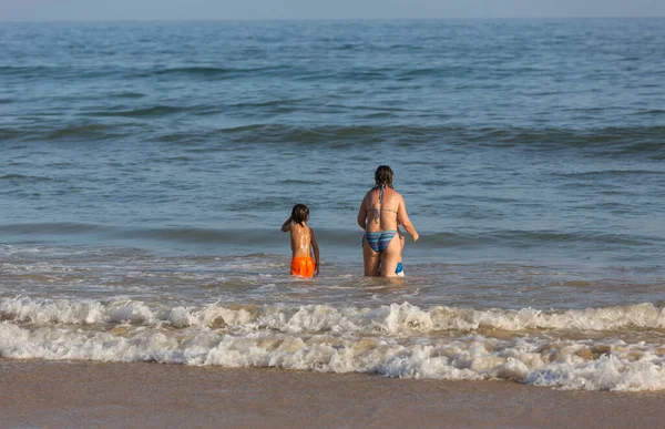 Albufeira Daki Ünlü Olhos Agua Plajındaki Insanlar Plaj Algarve Nin — Stok fotoğraf