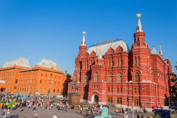 莫斯科 夏天的一天 人们参观了俄罗斯莫斯科的红场 红场和克里姆林宫是莫斯科最大的旅游胜地 — 图库照片