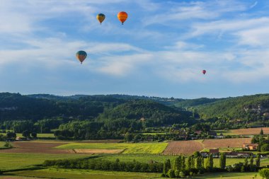 Beynac et Cazenac, Dordogne, Fransa: Güneybatı Fransa 'da Dordogne üzerinde uçan sıcak hava balonları