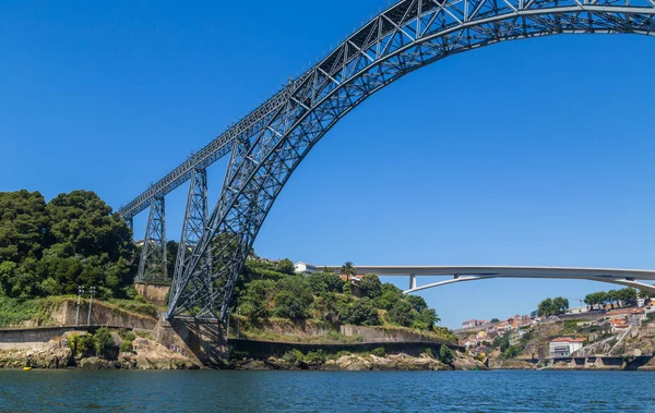 Maria Pia Bridge Douro River Porto Portugal 从水面上看 带铁桥来了最受欢迎的旅游目的地之一 — 图库照片