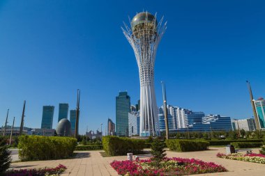 Nur-Sultan, Kazakistan - Nur-Sultan 'da altın küresiyle Baiterek Kulesi manzarası (Astana) 