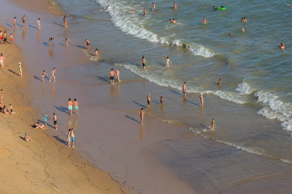 Albufeira Portugal คนท ชายหาดท อเส ยงของ Praia Felesia Albufur ชายหาดน — ภาพถ่ายสต็อก