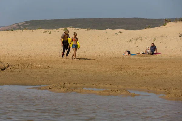 Praia Bordeira Portugal Pessoas Nas Dunas Famosa Praia Bordeira Esta — Fotografia de Stock