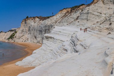 Sicilya, İtalya: İtalya 'nın Sicilya kentindeki Scala dei Turchi plajında (Türklerin Merdivenleri) bazı insanlar