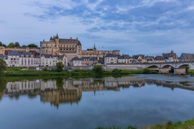 Amboise, Fransa: Amboise Kalesi 'nin resimli manzarası; Fransa' nın Amboise kentinde tarihi bir kale; Loire Nehri 'ne bakan.