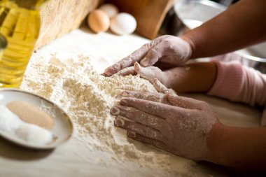 mather ve kızı closeup prepering bir un ekmek için elinde