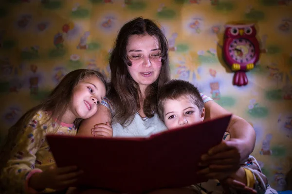 Jonge Moeder Lezen Verhaal Voor Twee Kinderen Jongen Meisje Voor — Stockfoto