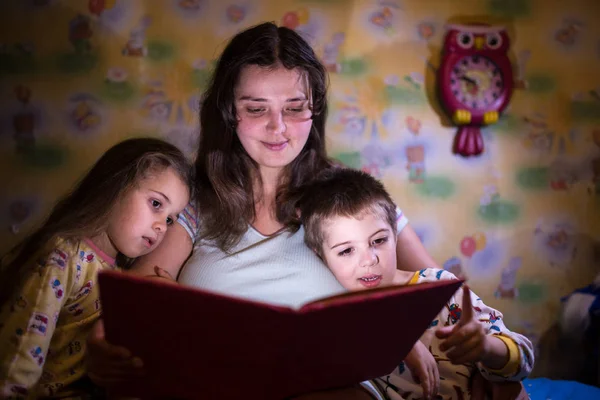 Moeder Leesboek Voor Kinderen Voordat Het Bed Tijd — Stockfoto