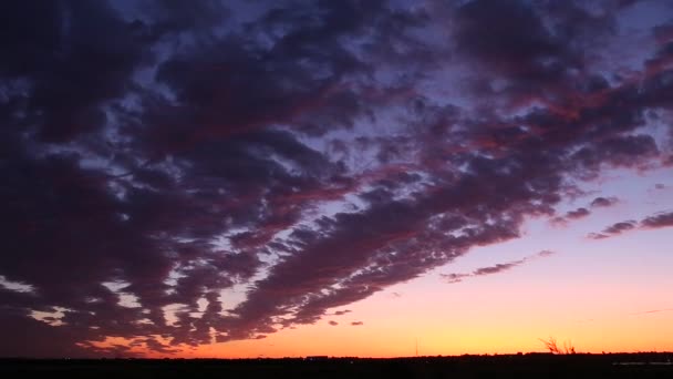 Beaux Nuages Qui Courent Sur Ciel Violet Coucher Soleil Nuit — Video