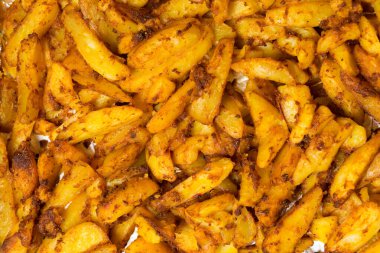 Baharatlı fırında kızarmış patates.