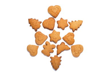 Beyaz arka planda izole edilmiş farklı şekillerde Noel kurabiyeleri..