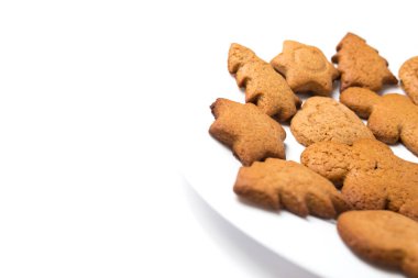 Fotokopi alanı olan beyaz bir tabakta zencefilli kurabiye..