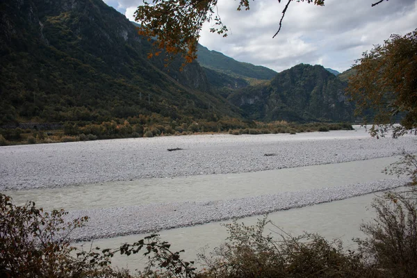 Hermoso Paisaje Montaña Con Pequeño Río Una Carretera —  Fotos de Stock