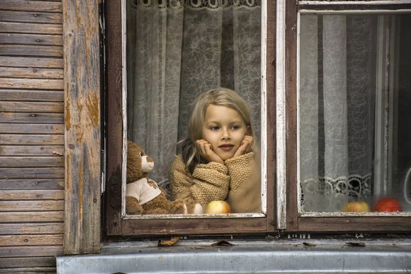 Fille Est Assise Dans Maison Près Fenêtre Regarde Rue — Photo