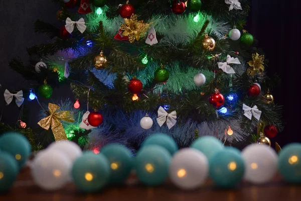 Weihnachten Fichte Mit Elektrischen Lichtern Und Bokeh Von Girlanden Vordergrund — Stockfoto