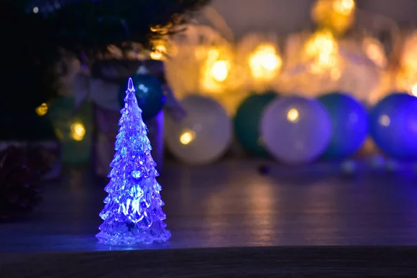 Jeges Karácsonyfa Füzér Háttérben — Stock Fotó