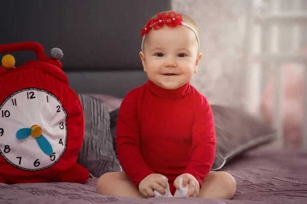 Büyük Bir Portre Kırmızı Arka Planda Küçük Güzel Bebek — Stok fotoğraf