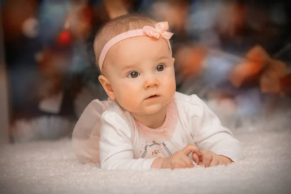 Close Bebê Menina Deitada Sob Uma Árvore Natal — Fotografia de Stock