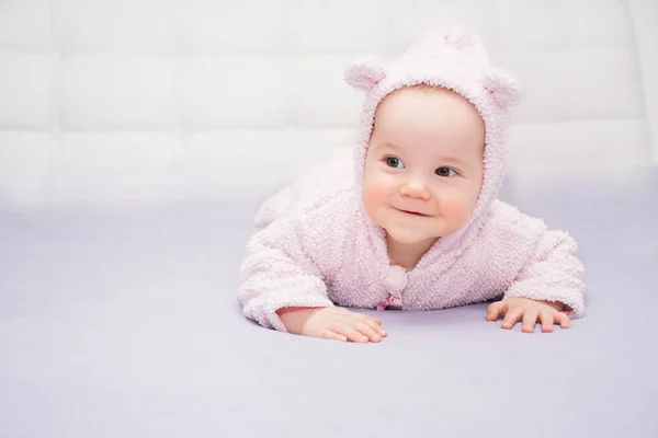 Pequeno Bebê Feliz Terno Rosa Com Orelhas Está Deitado Sua — Fotografia de Stock