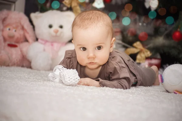 Portre Küçük Bebek Arka Planı Yumuşak Oyuncaklar Noel Ağacının Altında — Stok fotoğraf