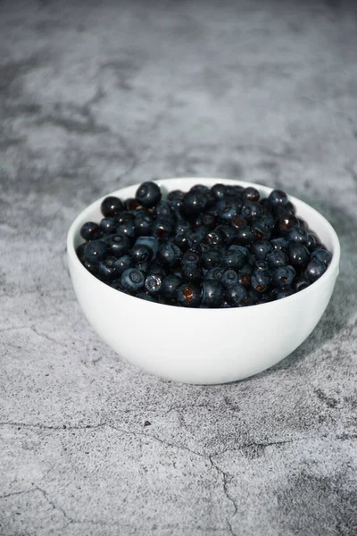White Bowl Full Blueberries Gray Concrete Background — Stock Photo, Image