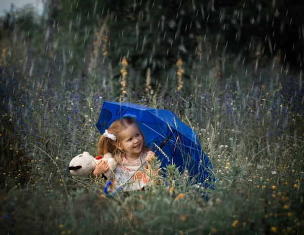 Küçük Kız Yağmurda Şemsiyenin Altında Oturuyor — Stok fotoğraf