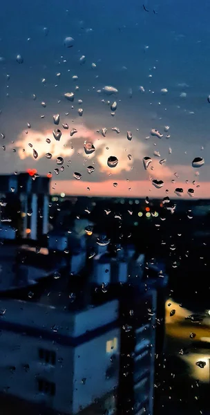 광경을 배경으로 유리에 빗방울들 — 스톡 사진