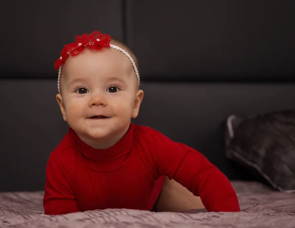 Grande Retrato Pouco Bebê Beleza Vermelho Fundo Escuro — Fotografia de Stock