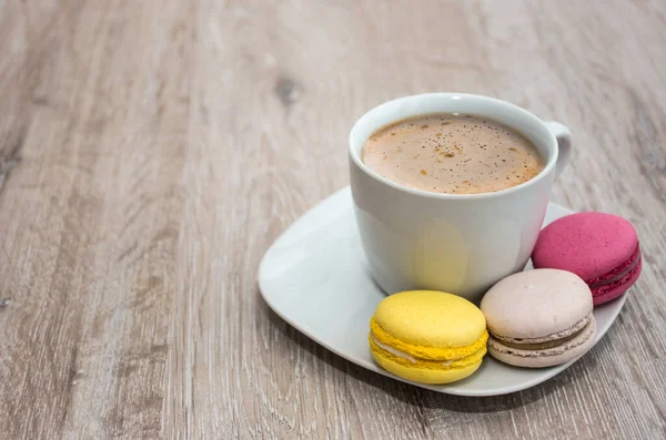 Kopje Koffie Met Verschillende Gekleurde Macarons Houten Achtergrond — Stockfoto