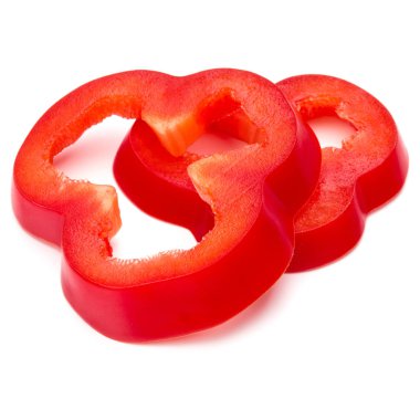 Kırmızı tatlı dolmalık biber dilimleri beyaz arka planda izole edilmiş.