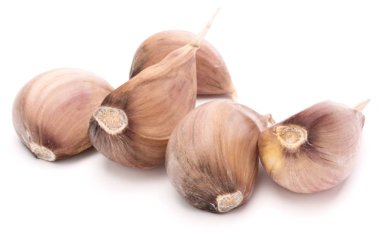 Beyaz arka plan üzerinde kesme izole diş sarımsak