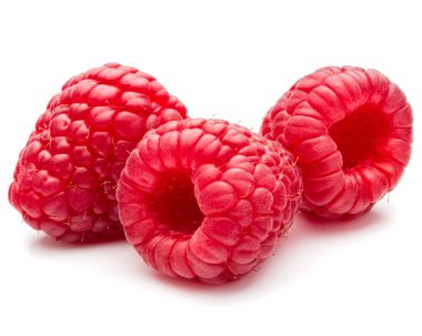 Beyaz arka planda izole edilmiş olgun ahududular. 