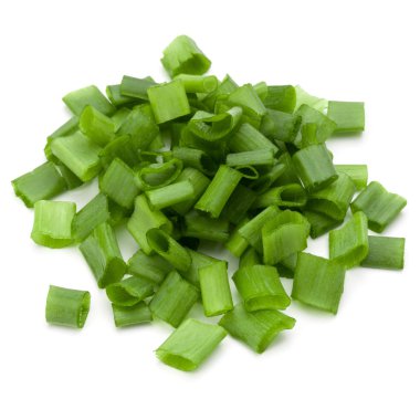 doğranmış taze soğan veya beyaz arka plan üzerinde cu izole yeşil soğan