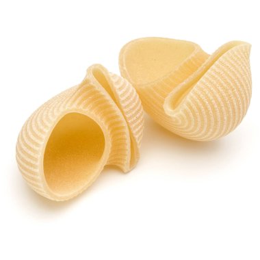Beyaz arka plan üzerinde izole İtalyan lumaconi. Lumache, snailshell makarna şeklinde..