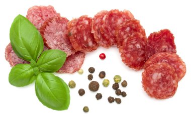 Füme salam sosis dilimleri, fesleğen yaprakları ve karabiber Isola