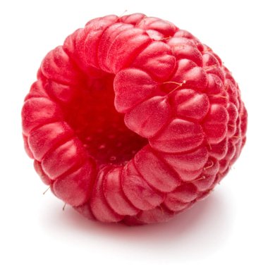 Olgun ahududu beyaz arkaplanda izole edilmiş. Yakın plan.