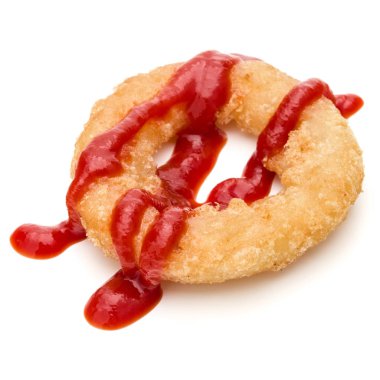 Gevrek derin kızarmış soğan veya ketçap izole o yüzükle kalamar