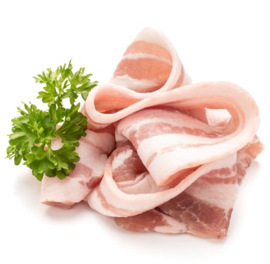  Beyaz arka plan üzerinde cu izole dilimlenmiş domuz pastırması ve maydanoz yaprakları