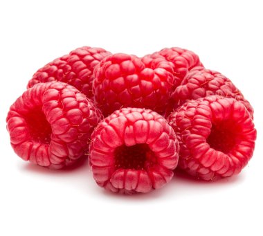 Beyaz arka planda izole edilmiş olgun ahududular. 