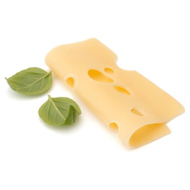 peynir ve fesleğen yaprakları üzerinde izole beyaz arka plan